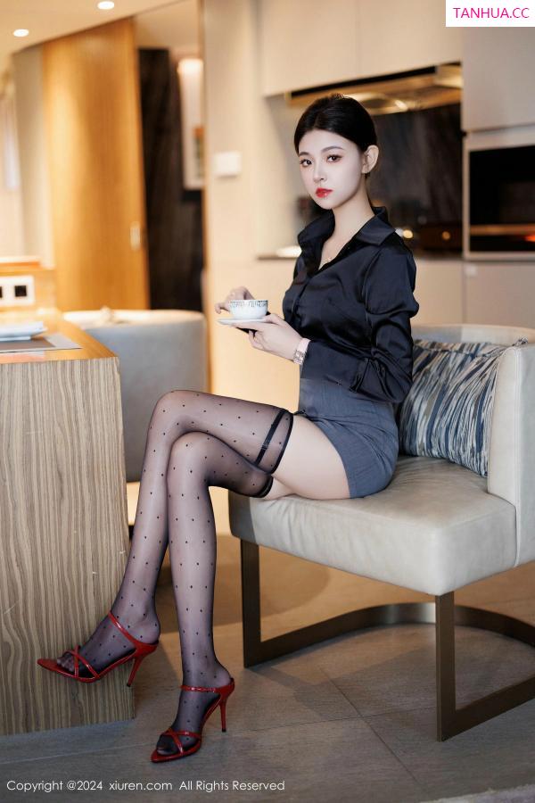   [XiuRen]高清写真图 2024.12.16 No.9604 初梦瑶 美腿黑丝第16张图片